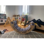 iMex Toys Montessori dřevěná houpačka přírodní 85cm + šedý polštář